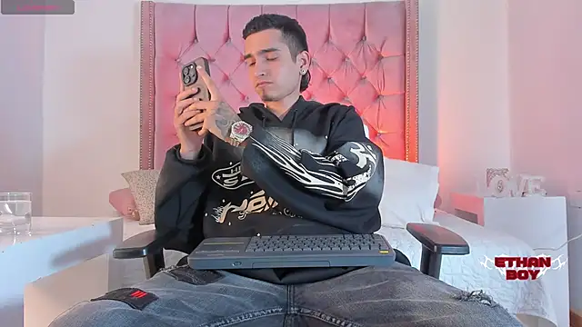 Ethan Boy  online show from October 24, 2025, 8:19 pm