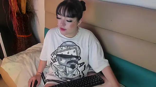 bubble  angel   online show from December 4, 2025, 11:42 am