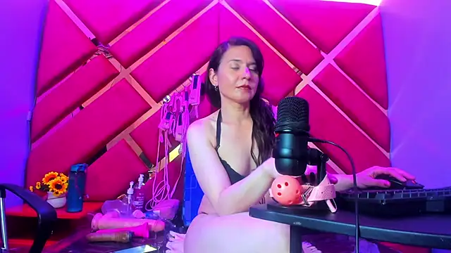 Kylie Bloom online show from August 4, 2026, 10:25 pm