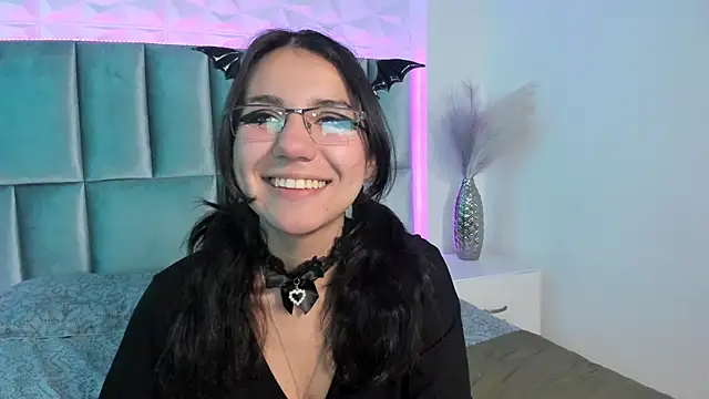 HollyPeach online show from October 25, 2025, 3:12 pm