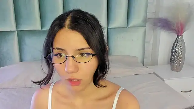 Snapshot of HollyPeach chatting on May 12, 2026, 8:15 pm HollyPeach online show from May 12, 2026, 8:15 pm