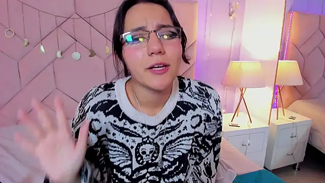 HollyPeach online show from November 6, 2025, 8:18 am