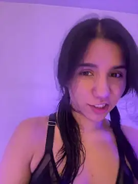 HollyPeach online show from April 23, 2026, 7:37 pm