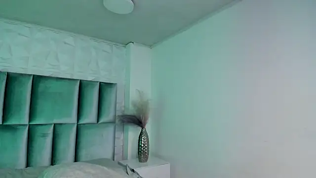 HollyPeach online show from April 28, 2026, 2:27 am