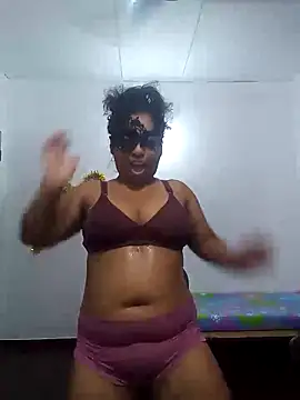 Expose Queen online show from June 1, 2026, 5:34 pm