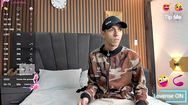 DerryAndIzzy online show from October 25, 2025, 4:00 am