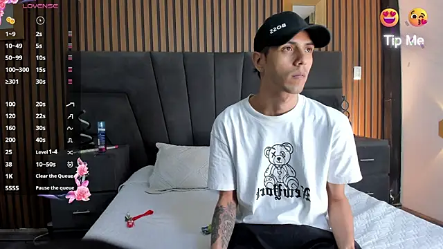 DerryAndIzzy online show from October 27, 2025, 4:02 am