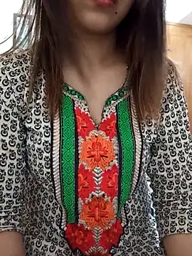 Tanha18 online show from May 4, 2026, 5:33 am