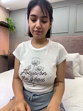 1evelinewood online show from March 3, 2025, 2:06 pm