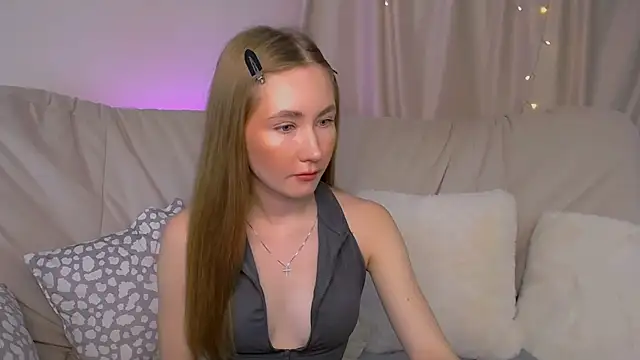 EllyColins online show from November 19, 2025, 3:06 am