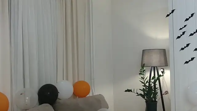 LittleNicolee online show from October 29, 2025, 3:22 pm