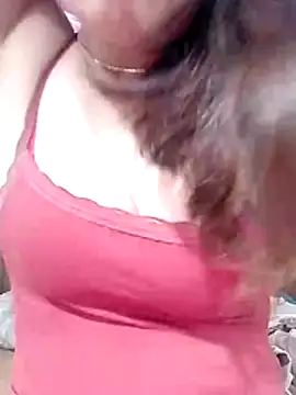 YiyinLy online show from May 4, 2026, 7:11 am