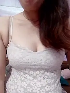 YiyinLy online show from May 8, 2026, 5:17 pm
