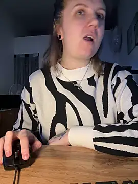 Amy  Leee  online show from December 17, 2025, 1:05 pm