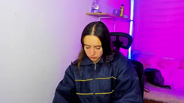 Emily Lindey online show from November 21, 2025, 3:27 am