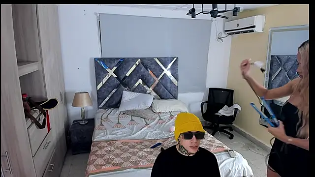 Snapshot of lily_and_wan chatting on October 17, 2025, 3:21 am lily and wan online show from October 17, 2025, 3:21 am