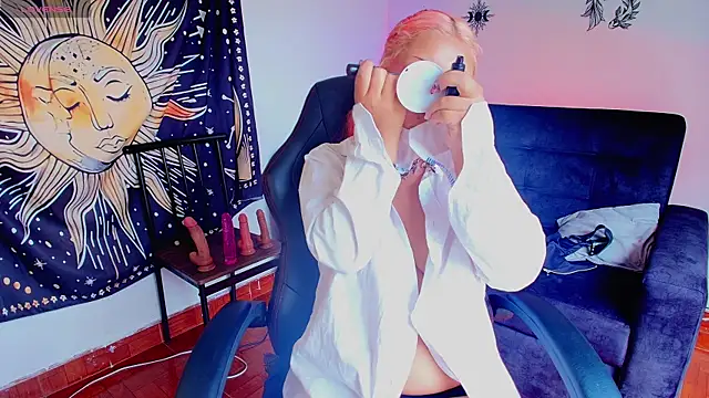 Snapshot of Cat__Moon__ chatting on August 4, 2026, 8:13 pm Cat Moon online show from August 4, 2026, 8:13 pm