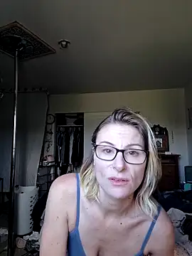 LanaDeluxe online show from February 11, 2026, 8:09 pm