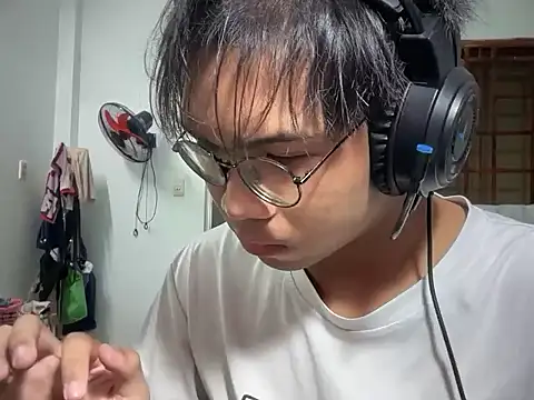 kave2033 online show from November 30, 2025, 3:02 pm