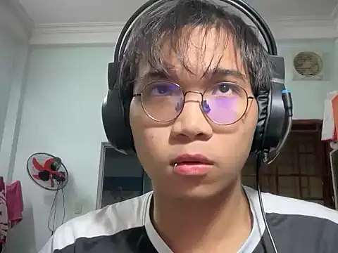 kave2033 online show from November 29, 2025, 3:45 pm