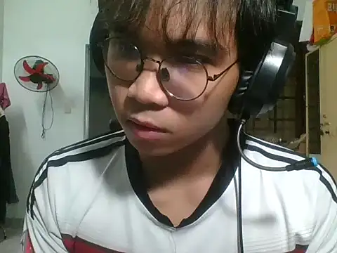 kave2033 online show from October 29, 2025, 3:33 pm