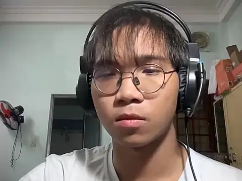 kave2033 online show from December 4, 2025, 3:22 pm