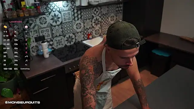 monsieurguitsxxx online show from November 7, 2025, 7:07 pm