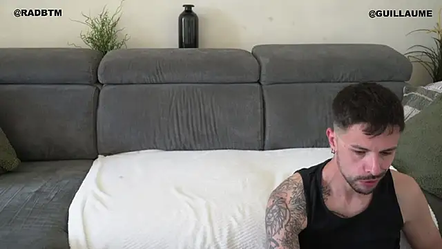 monsieurguitsxxx online show from May 1, 2026, 1:05 pm