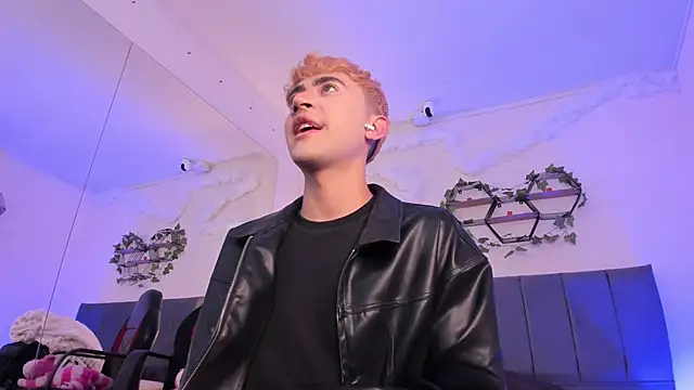 JustinCastiblanco online show from November 4, 2025, 11:25 am