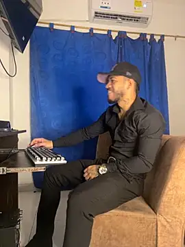 Kylian Alessandro online show from November 25, 2025, 11:43 am