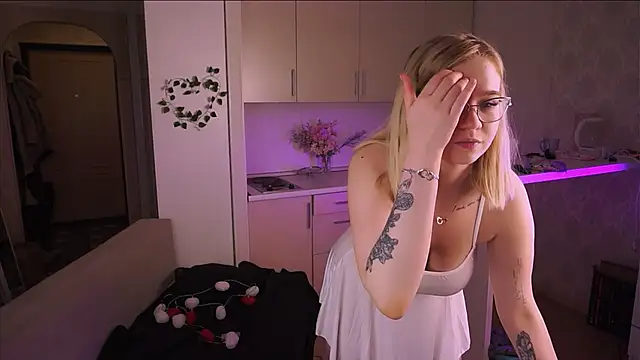 LesleyMil online show from November 29, 2025, 10:37 am