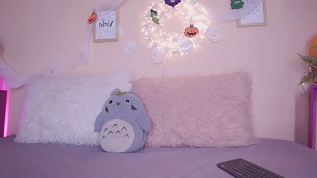 Meggie  online show from October 28, 2025, 11:14 pm