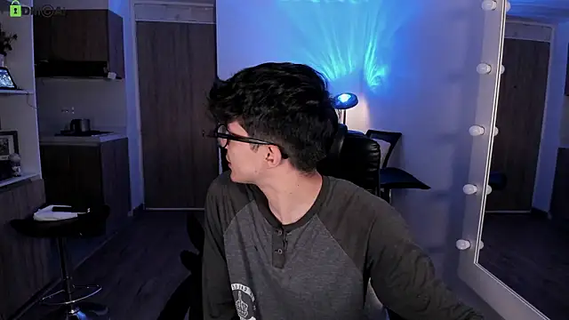 Snapshot of Mikeyvioleta_ chatting on February 17, 2026, 8:22 am Mikeyvioleta online show from February 17, 2026, 8:22 am