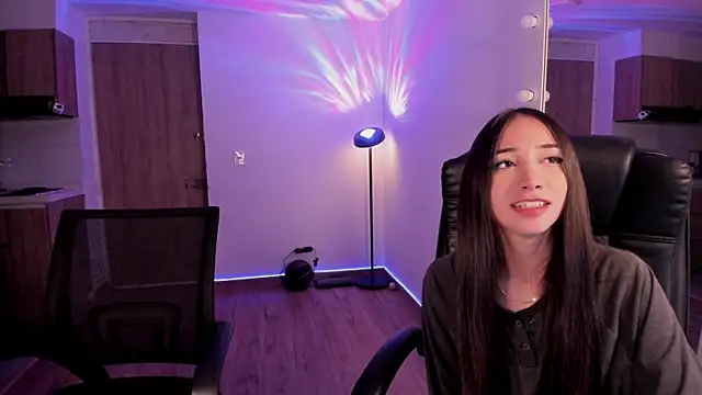 Snapshot of Mikeyvioleta_ chatting on December 21, 2025, 3:08 am Mikeyvioleta online show from December 21, 2025, 3:08 am