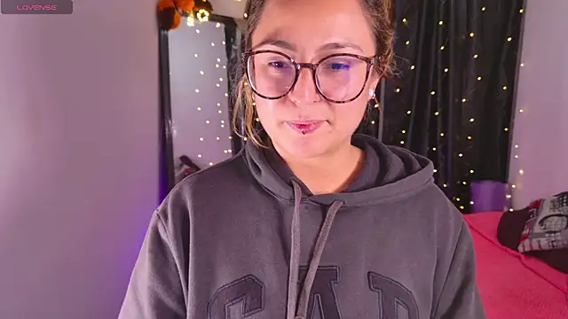 Rhosynn online show from October 29, 2025, 2:43 am