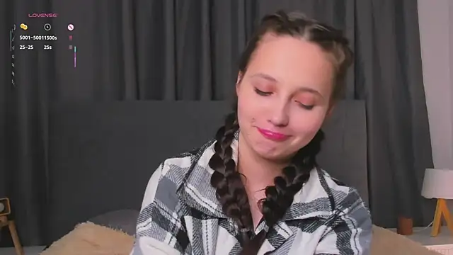 NadiaGnegy online show from October 26, 2025, 1:22 pm