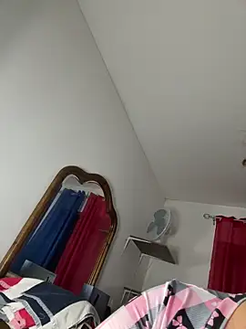 Snapshot of menina_coimbrinha chatting on December 21, 2025, 12:24 am menina coimbrinha online show from December 21, 2025, 12:24 am