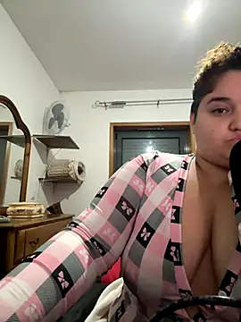 Snapshot of menina_coimbrinha chatting on December 4, 2025, 10:53 pm menina coimbrinha online show from December 4, 2025, 10:53 pm