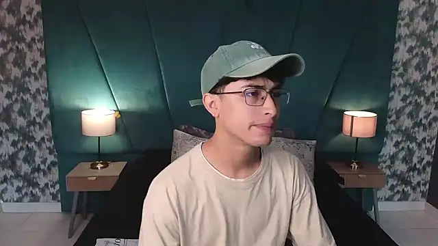 Snapshot of Aaron_Eze chatting on June 12, 2026, 12:25 pm Aaron Eze online show from June 12, 2026, 12:25 pm