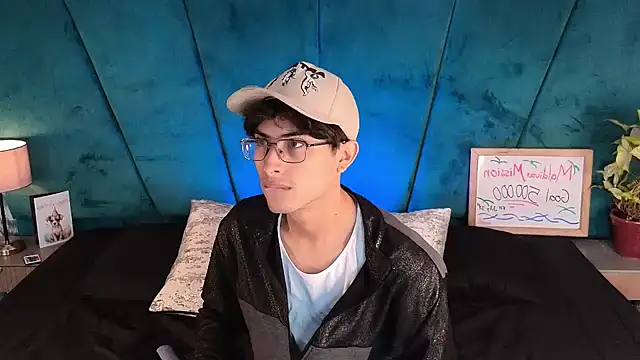 Snapshot of Aaron_Eze chatting on May 11, 2026, 1:01 pm Aaron Eze online show from May 11, 2026, 1:01 pm