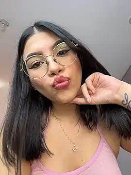 Julietalcl online show from April 13, 2026, 8:57 pm