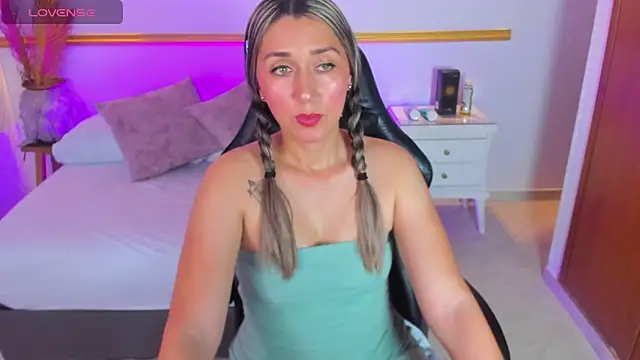 karlyy  online show from November 4, 2025, 7:17 pm