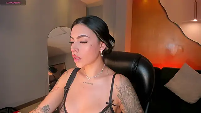 ChristineFord  online show from December 4, 2025, 12:48 pm