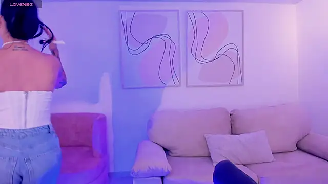 ChristineFord  online show from November 5, 2025, 6:00 pm