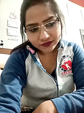 Vanshika1432 online show from December 3, 2025, 9:53 am