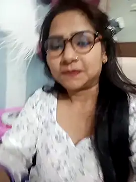 Vanshika1432 online show from November 11, 2025, 5:08 pm