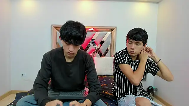 hoot booys  online show from November 24, 2025, 7:58 pm