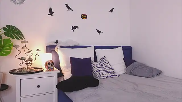 carolineliora online show from October 28, 2025, 10:25 am