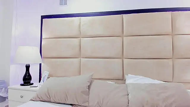 AnnyeWatson online show from October 21, 2025, 12:48 pm