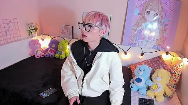 Strawberry Kitty  online show from November 13, 2025, 10:46 pm